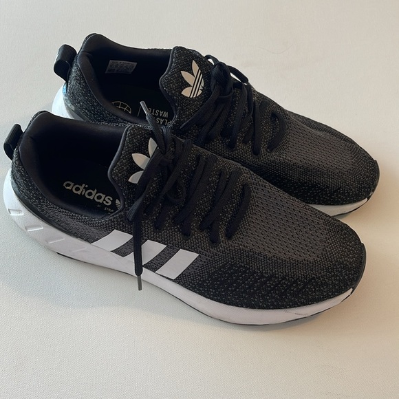 Adidas running shoe.Men Size 10 - Picture 2 of 4